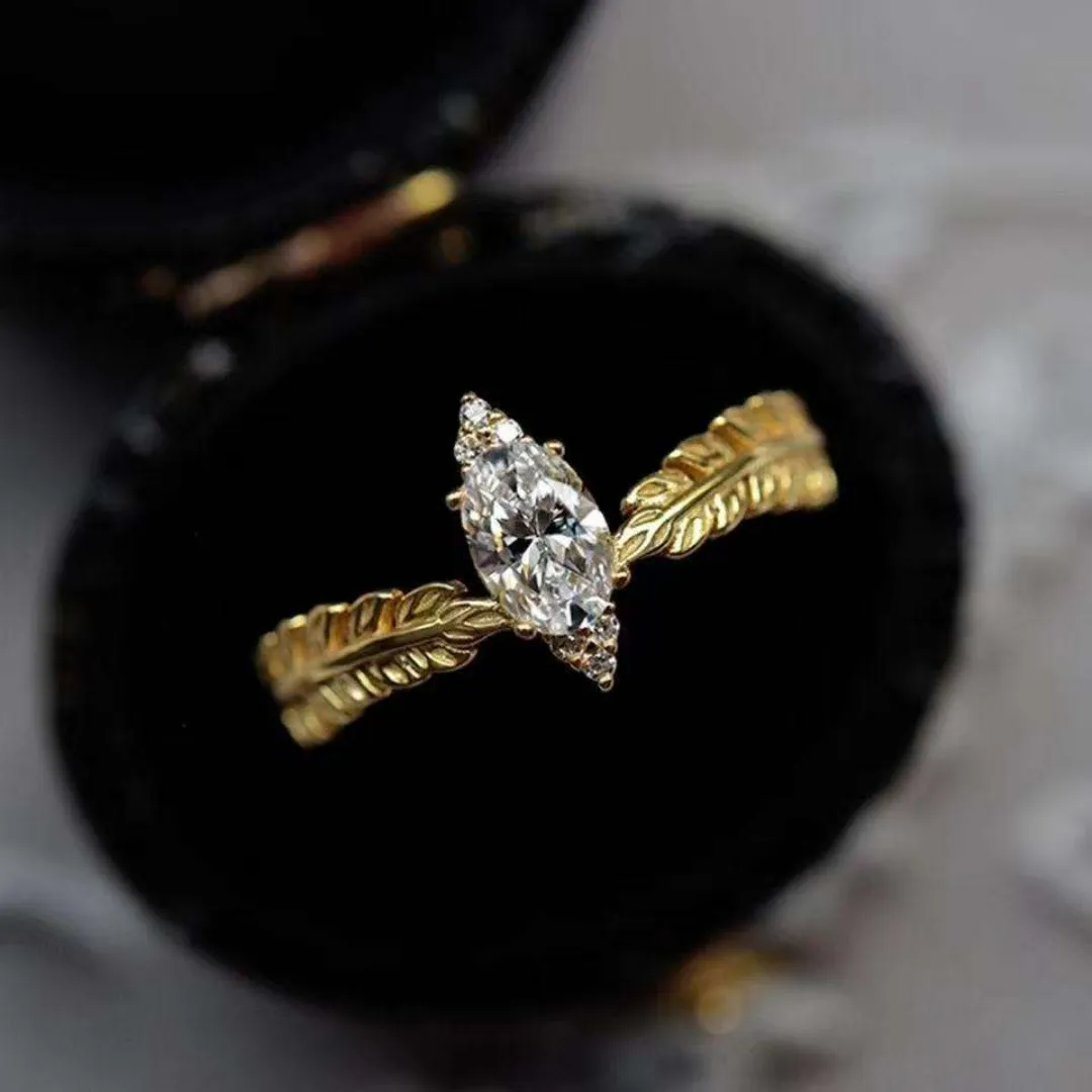 /public/photos/live/Oval Cut Moissanite Feather Style Diamond Ring 537 (3).webp